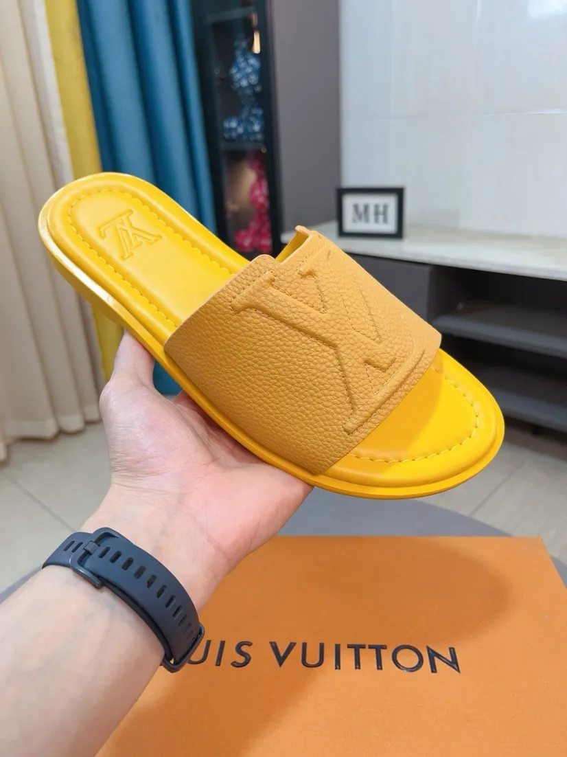 Men's shoes 💰300🌸🌸LV Ordinary men's spring and summer slippers, uppers imported from Italy, cowhide fabric, logo graphics, high-quality craftsmanship, soles: original soles specially provided by the original factory, exclusive movable molded soles super comfortable, original factory single goods, 🔍🔍high quality, you can enter and exit the counter at will, welcome to compare, size 38-45